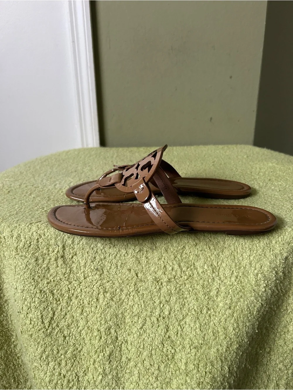 Tory Burch Women’s Tan Leather Cutout Logo Thong Sandals Sz 8.5